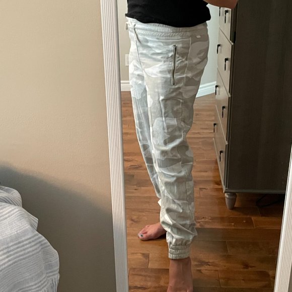 Aritzia cargo pants - Picture 2 of 3
